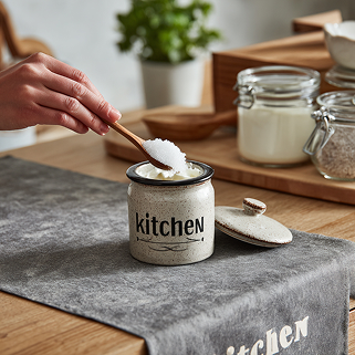 plat24941_a_person_is_using_a_ceramic_salt_or_sugar_dish_with_a_0186f9b6-3a63-4a86-990e-ec4ed12a8321 1.jpg