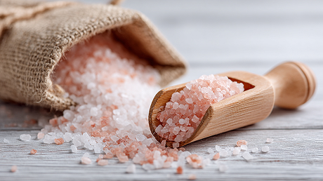 plat24941_a_wooden_scoop_of_pink_salt_is_lying_on_the_table_nex_f3e6ddb6-8c14-4fbf-af84-88870f9c865f 1.jpg